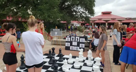 group-girls-chess-1024x768-67a42bd83415a.webp